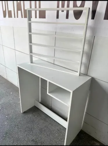 Mesa de Escritório Branca com Prateleira