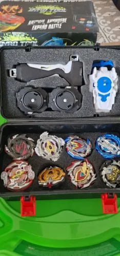 8 Beyblade Gyro Toll Box e 2 Lançador e QuadDrive Stadium