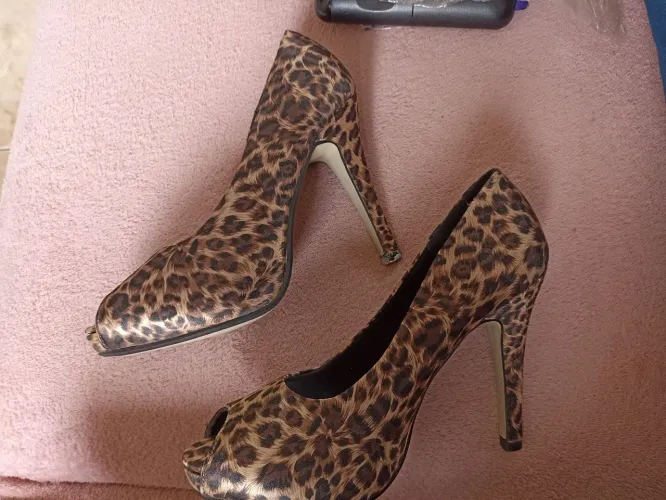 Scarpin Moncity animal print número 36