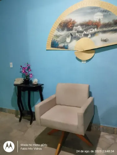 Poltrona Luxo Giratória Semi nova + Mesinha decorativa