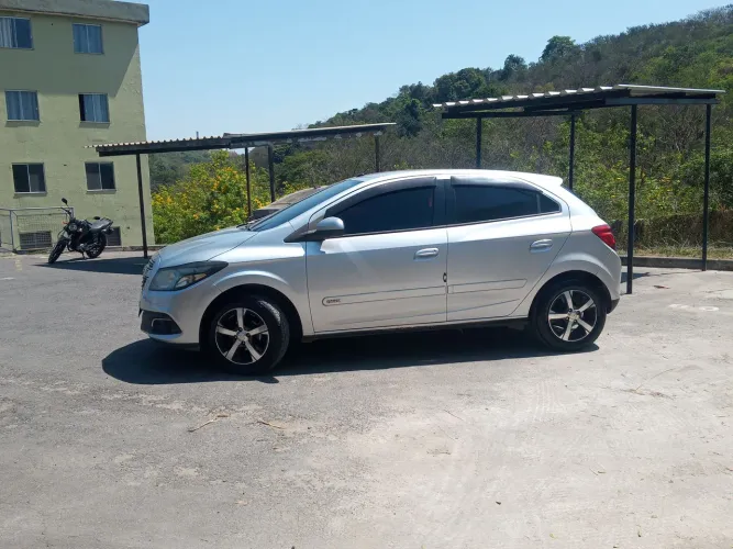 Chevrolet Onix Hatch LT 1.4 8V Flex Power Mec. 4P 2014