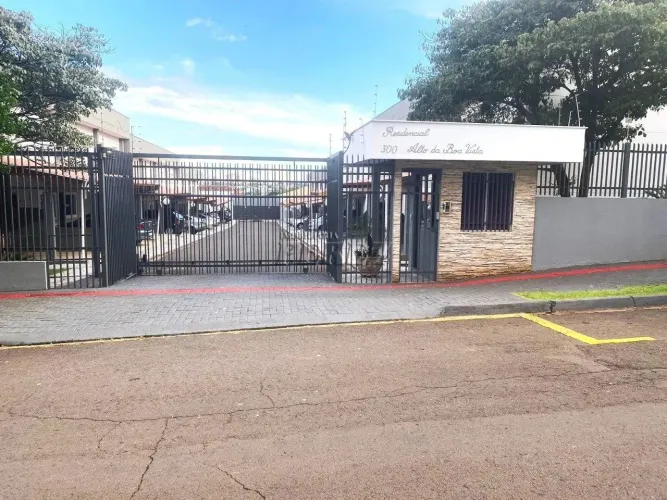 Sobrado à venda no Residencial Alto da Boa Vista na região norte de Londrina
