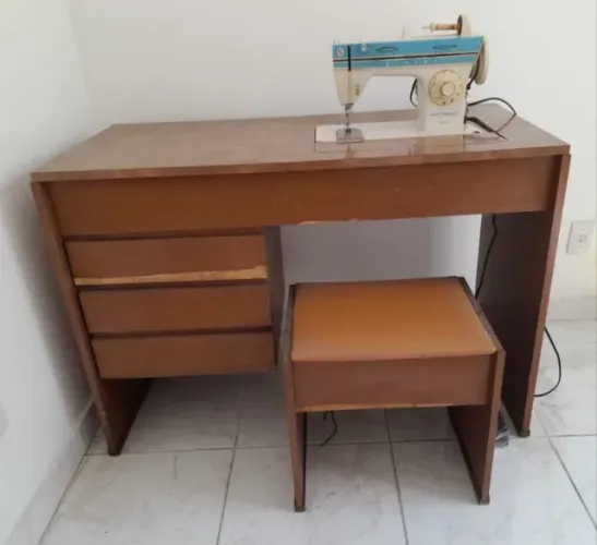 Máquina Singer de Costurar e bordar com mesa de escritório e banqueta