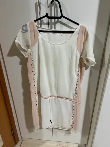 Vestido branco com detalhe bordado