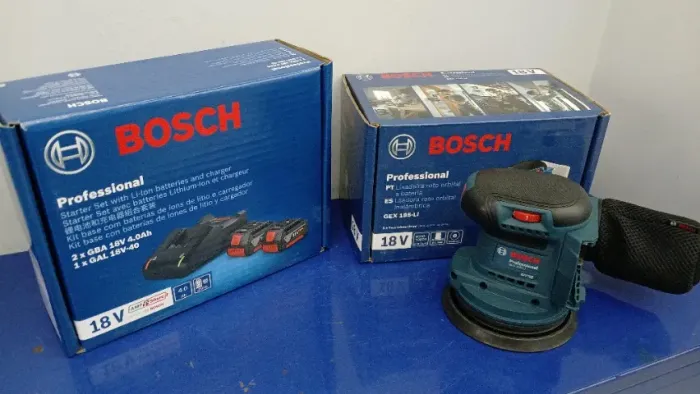 Lixadeira roto orbital à Bateria Bosch GEX 185-LI c/duas baterias 4 amperes e 1 carregador