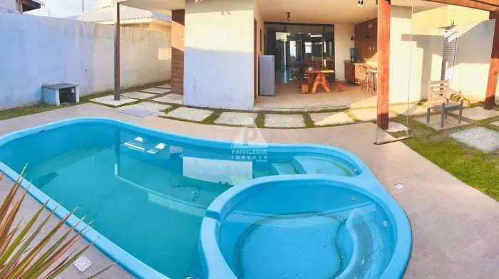 Casa em Pórtico de Búzios com 360m² de terreno total. 3 Quartos; 2 banheiros; ampla Área G