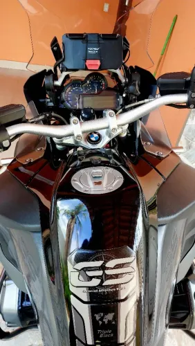 Moto muito bem conservada, bem cuidada com revisão em dias. Obs: baú é a parte. A combinar