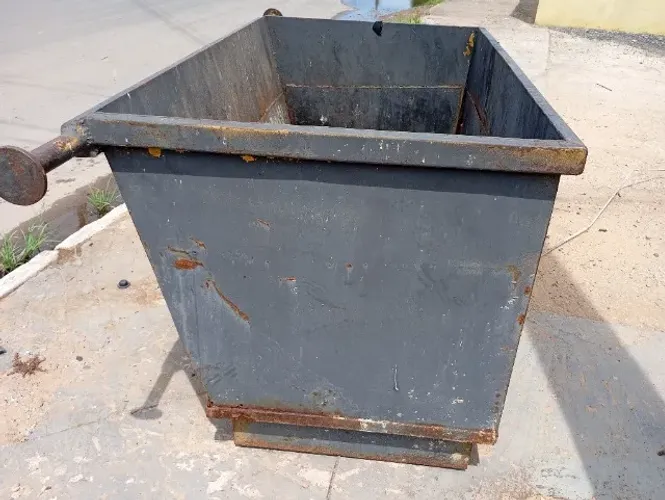 Vende-se caçamba de lixo em bom estado de conservação