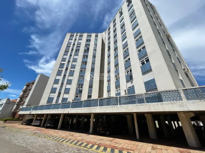 Apartamento com dois dormitórios e duas vagas de garagem no Centro de Rio Grande