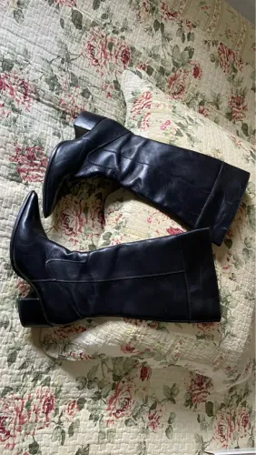Vendo bota de couro cano alto preta feminina