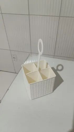 Porta organizador de talheres de plástico por 20 reais.