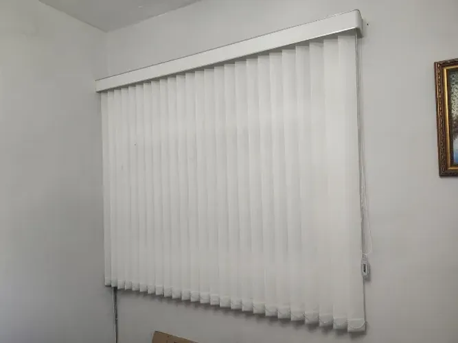 Persiana vertical com trilho e bandô