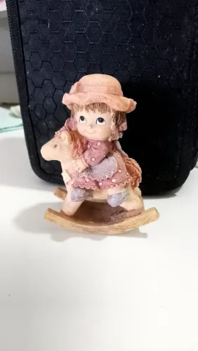 Bibelô escultura menininha