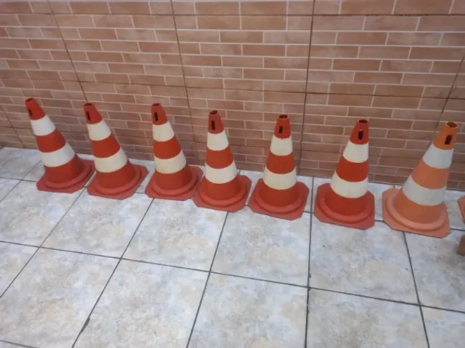 6 Cones de sinalização