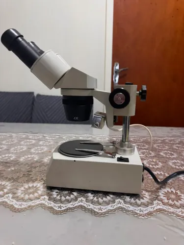 Vendo microscópio
