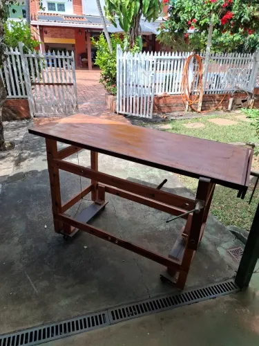 Mesa de trabalho marcenaria para cortes angulados com morsa de apoio. 