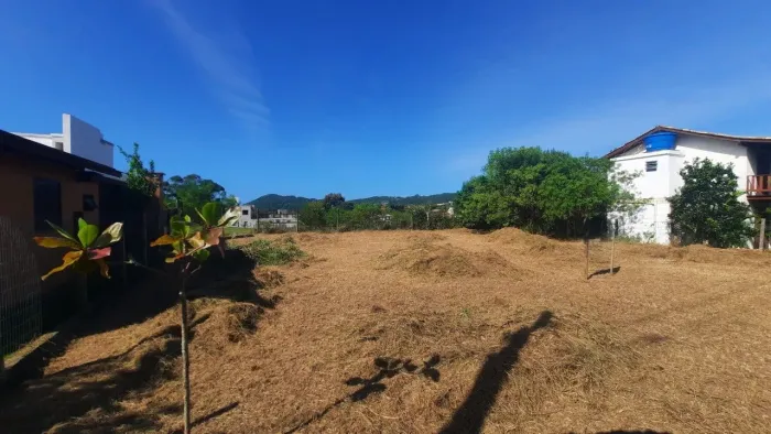 Terreno na Praia do Rosa com Matricula