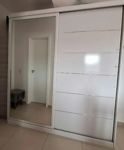 Guarda roupa com espelho