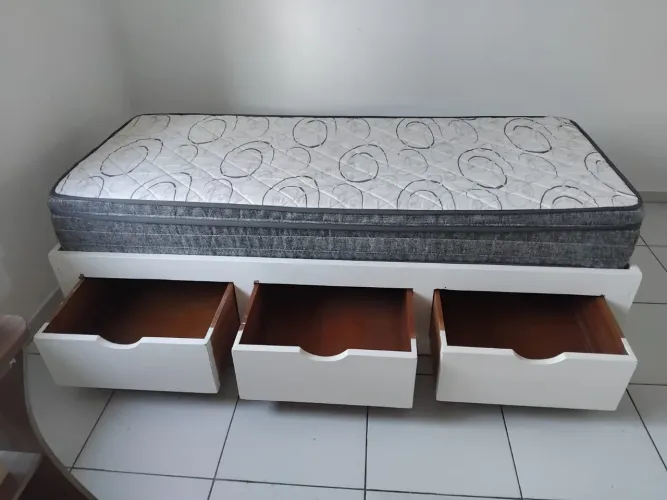 Cama de solteiro com colchão seminovo.
