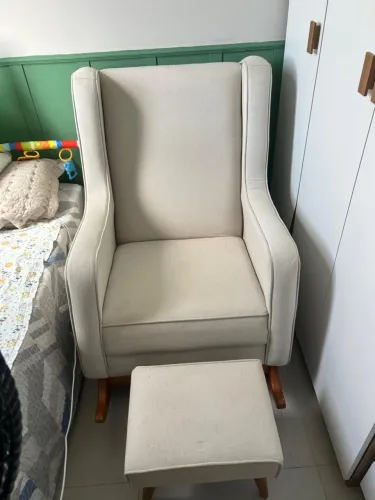 POLTRONA DE AMAMENTAÇÃO DE BALANÇO MADEIRA