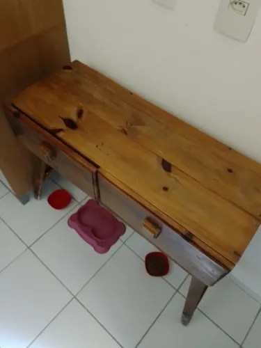 Mesinha de Madeira com gavetas 