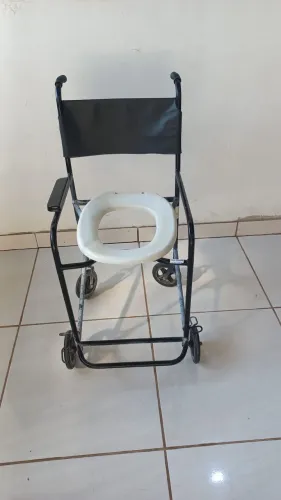 Vendo cadeiras roda e banho