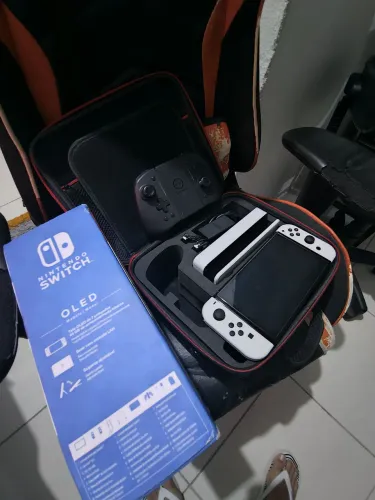 NINTENDO SWITCH OLED + CONTROLE EXTRA + BOLSA DE TRANSPORTE