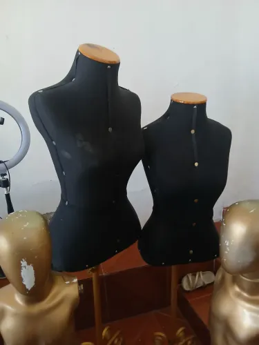 Manequim busto com pedestal dourado 
