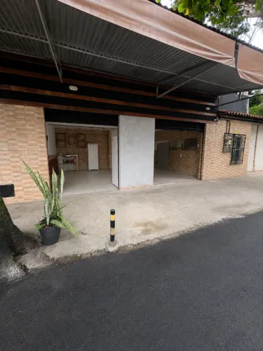 PONTO COMERCIAL NO COSTA AZUL: 30M², 2 BANHEIROS, ÁGUA E IPTU INCLUSOS!