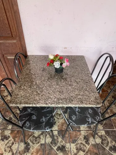 Vendo mesa de mármore com 4 cadeiras 