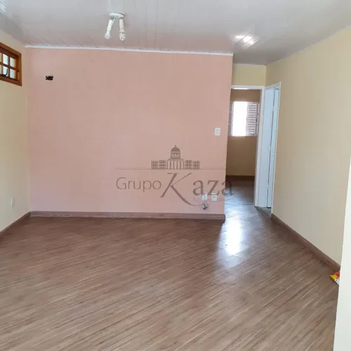 Casa no Jardim Satélite com 3 Dormitórios - 80m².