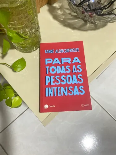 Livro Para todas as pessoas intensas de Iandê Albuquerque