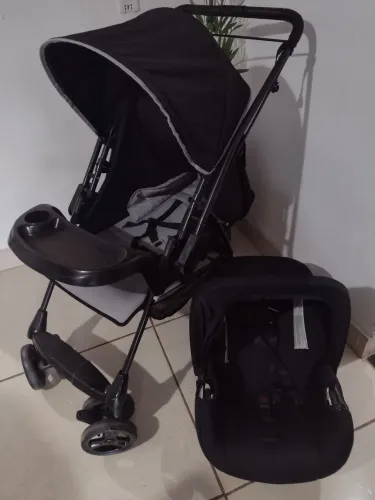 Carrinho com bebê conforto