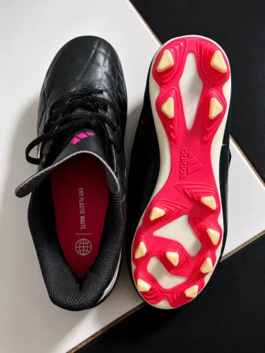 Chuteira original da adidas n39, mas cabe perfeitamente no pé n38
