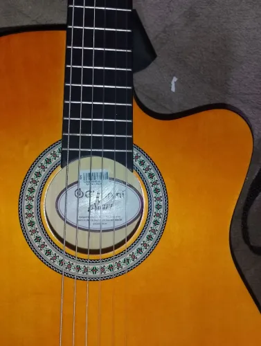 Vendo violão semi-novo 400,00
