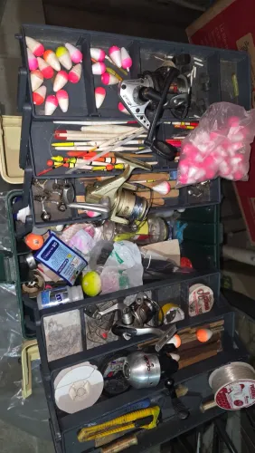 Maleta de pesca com 4 molinete e acessórios diversos 