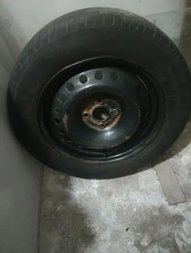 Pneu michelan 195/60/15 meia vida montado com roda