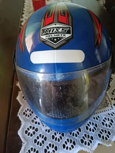 Capacete semi novo