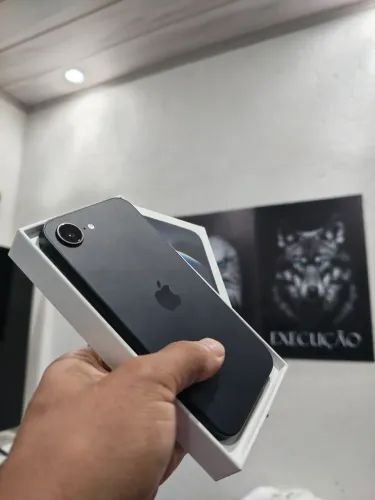 iPhone 16 e preto na garantia até novembro/2026. Caixa e nota fiscal. Impecável