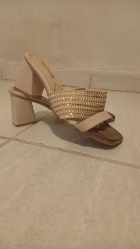 Sandália Mississipi Feminina Nude com Strass e Salto Grosso<br><br>
