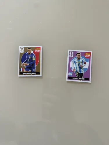 Figurinhas Extra Sticker Copa 2026 Lionel Messi Roxo e Kylian Mbappe Gold