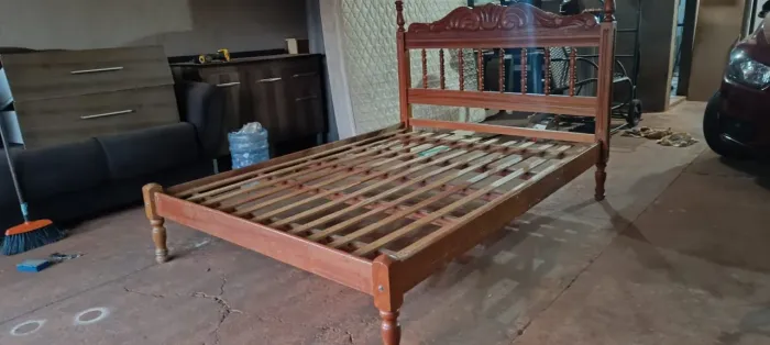 Cama de casal usada