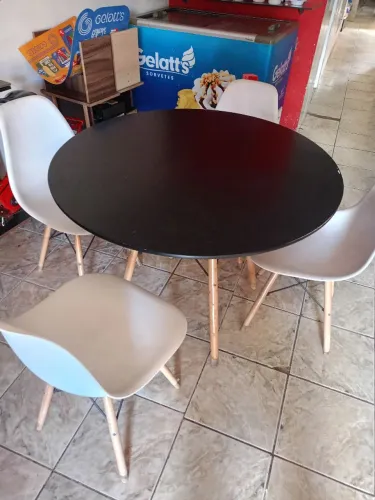 Mesa de Jantar com 4 cadeiras (Seminova)