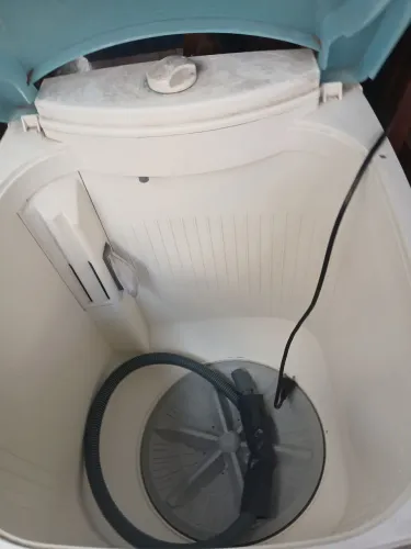 Vende-se  um  tanquinho de lavar roupa ARNO.