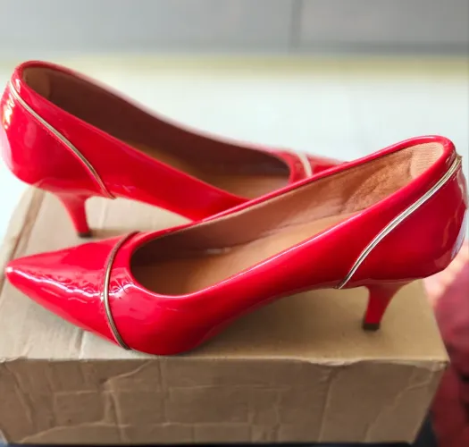 Scarpin Vermelho Envernizado Bico Fino com Salto Baixo