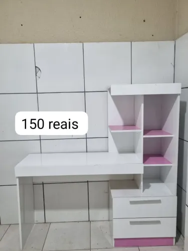 Escrivaninha rosa e branco 