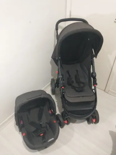Carrinho de bebê com bebê conforto