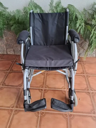 Cadeira de rodas e de banho Dellamed