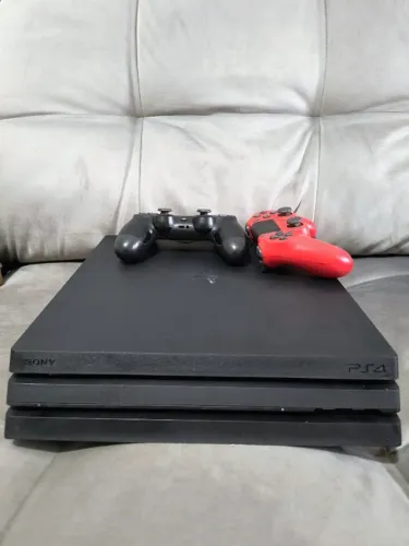 Playstation 4 Pro 4K 1Tb + 2 Controles
