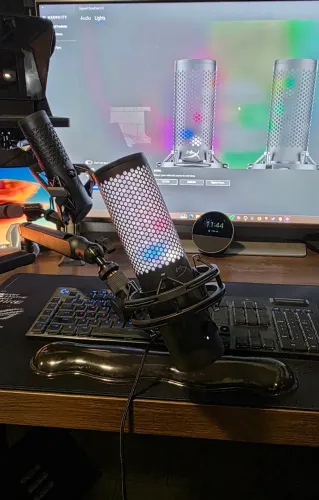 Microfone HyperX Quadcast 2 S + Braço Articulado Fifine BM88